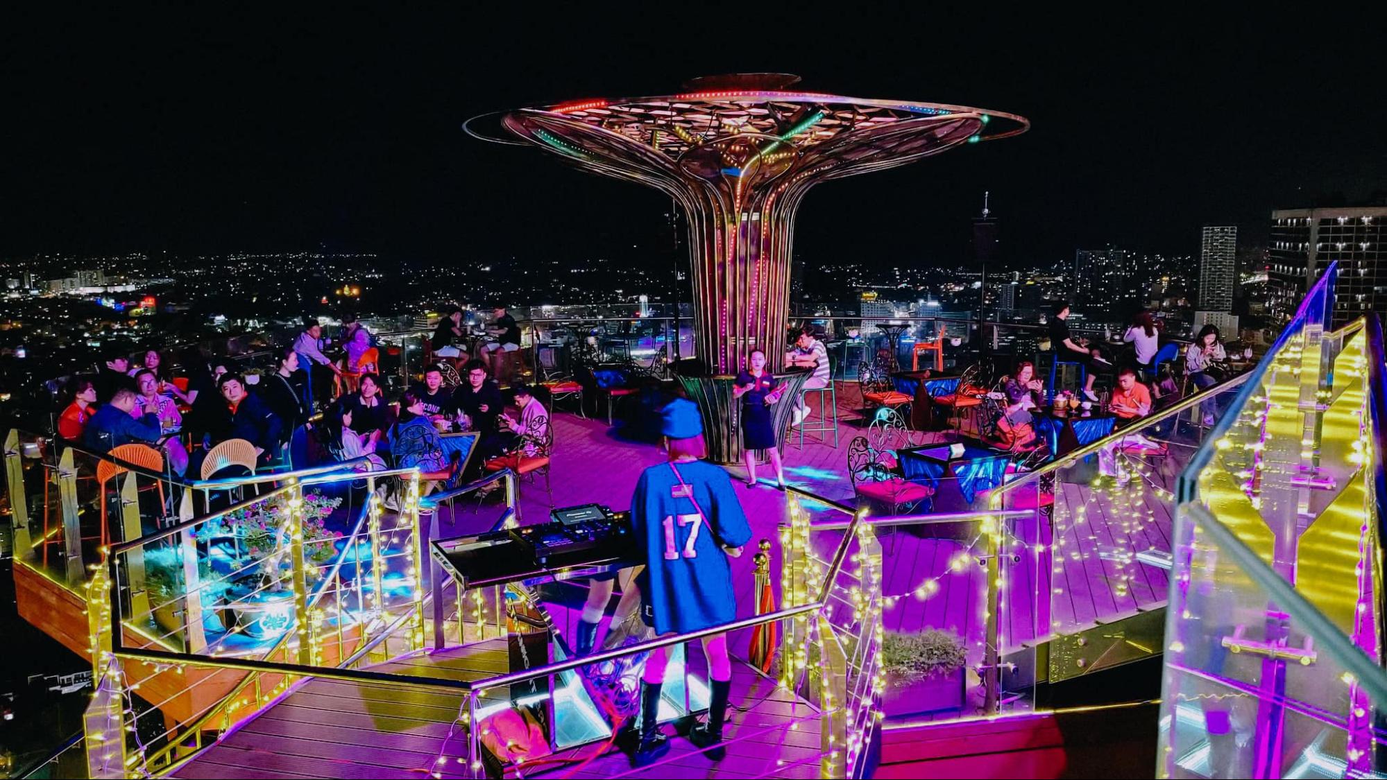 Ngắm thành phố biển từ quán cafe rooftop lãng mạn
