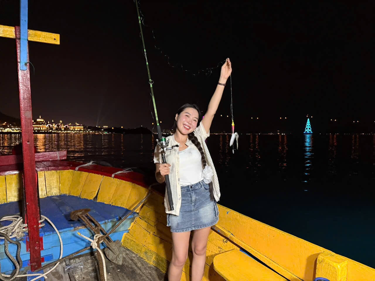 Du khách hào hứng tham gia tour câu mực đêm trên biển
