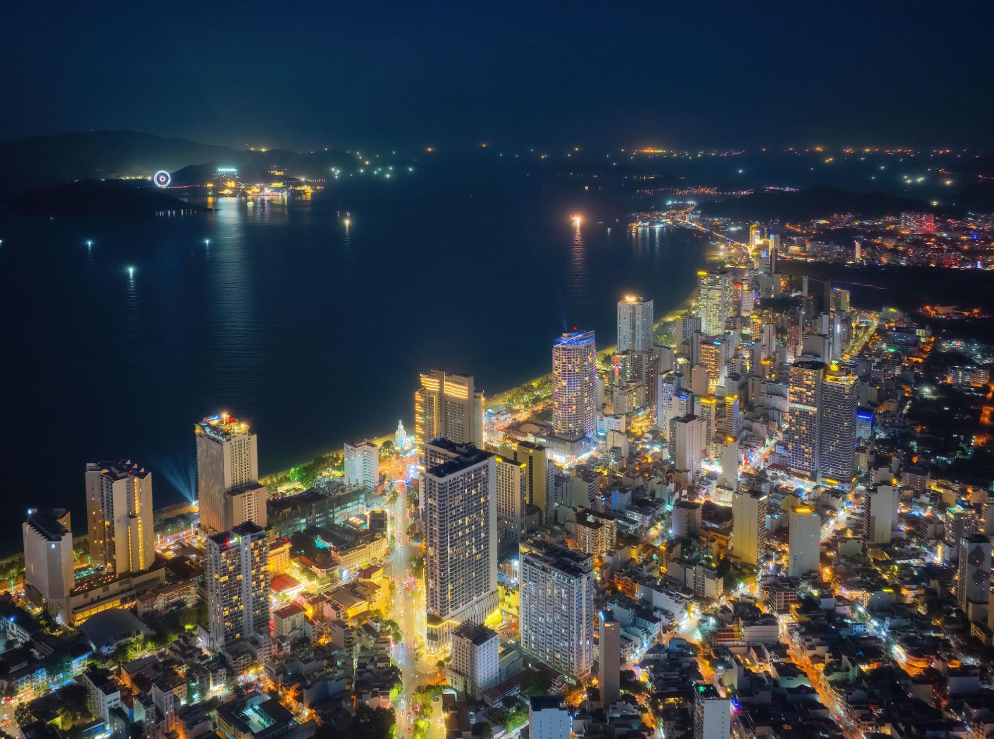 Bãi biển Nha Trang lung linh dưới ánh đèn thành phố