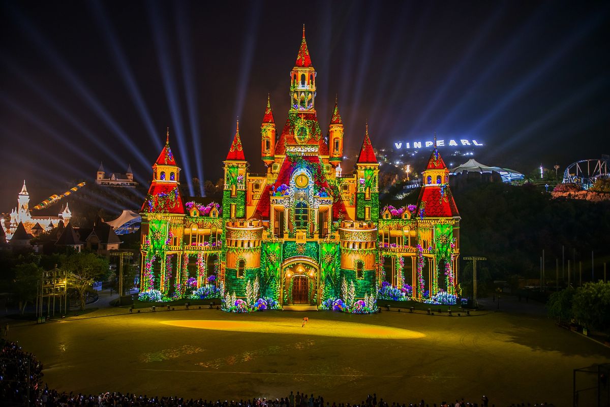 VinWonders Nha Trang rực rỡ và huyền ảo khi đêm xuống
