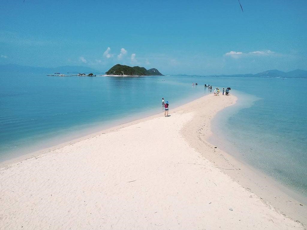 Con đường cát trắng nối liền hai dãy núi tại Hòn Khô