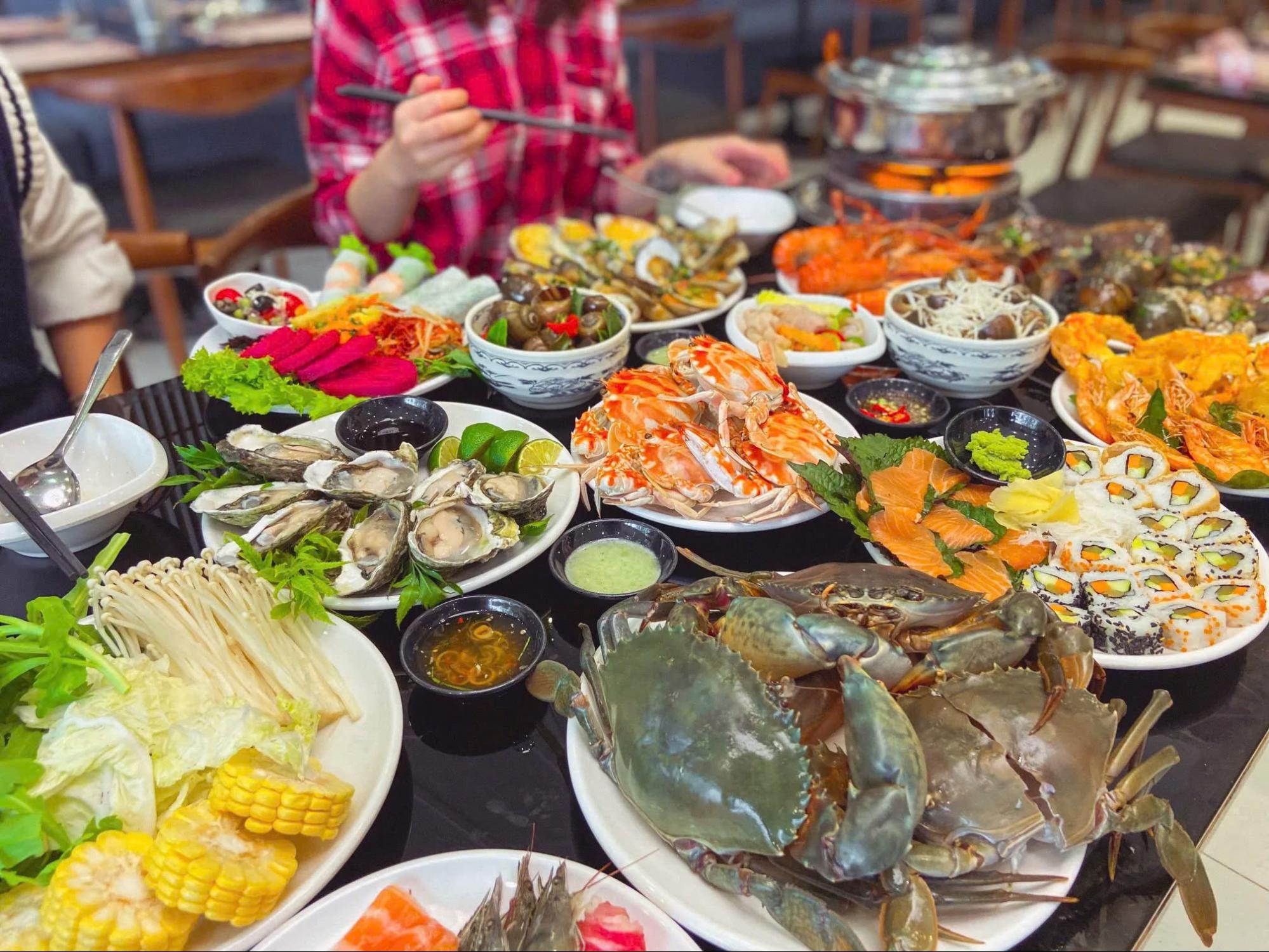 Một bàn hải sản tươi ngon tiếp du khách phương xa