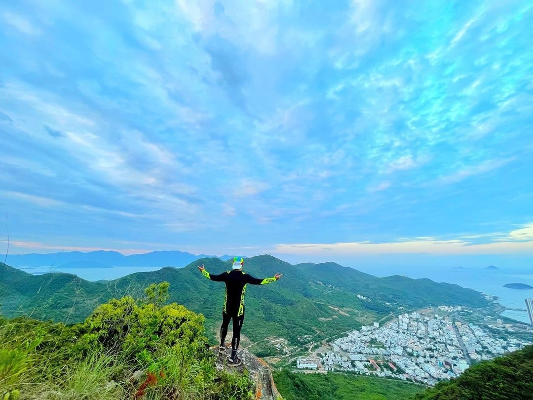 Buổi sáng trong lành trên đỉnh núi