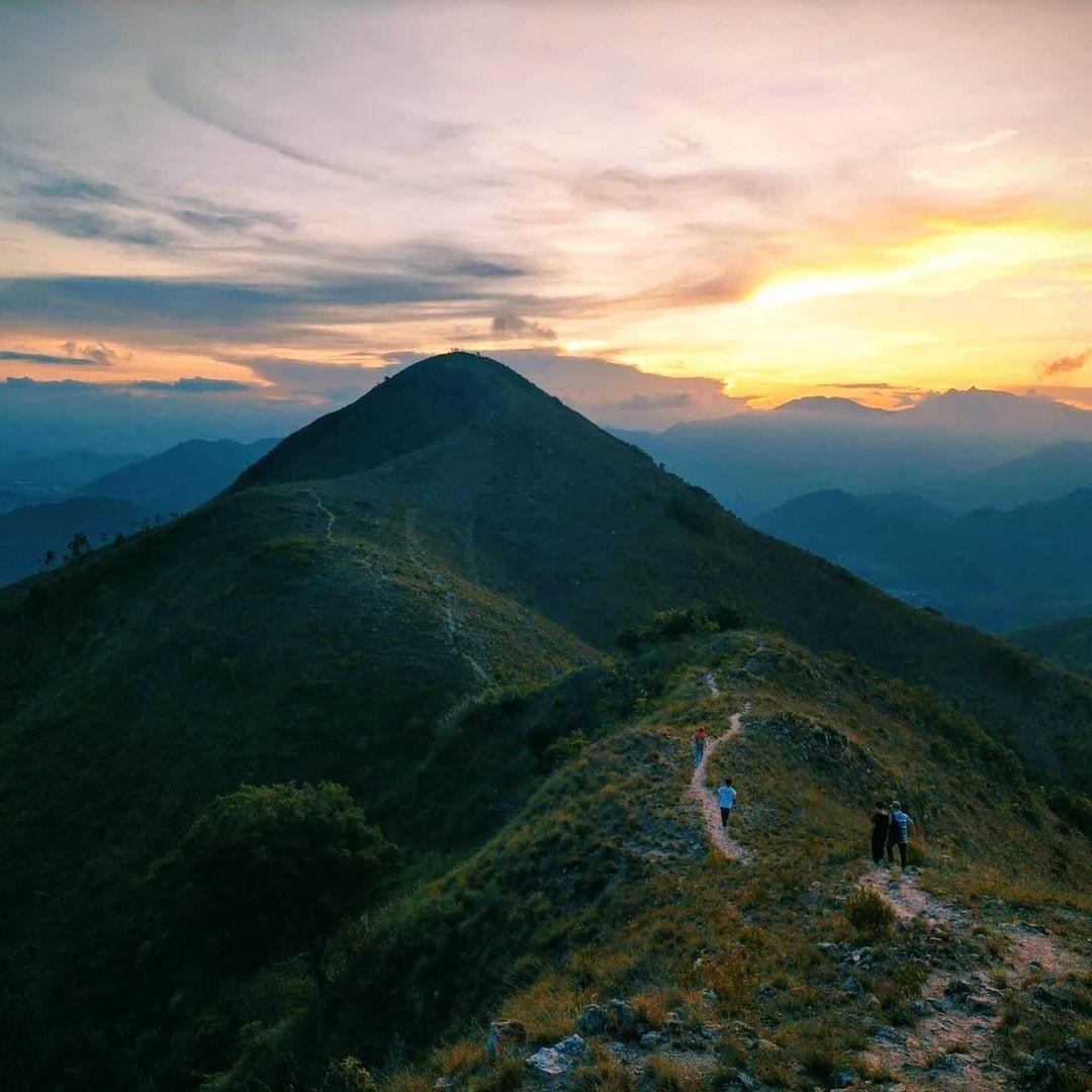 Hoàng hôn buông trên đỉnh núi tráng lệ
