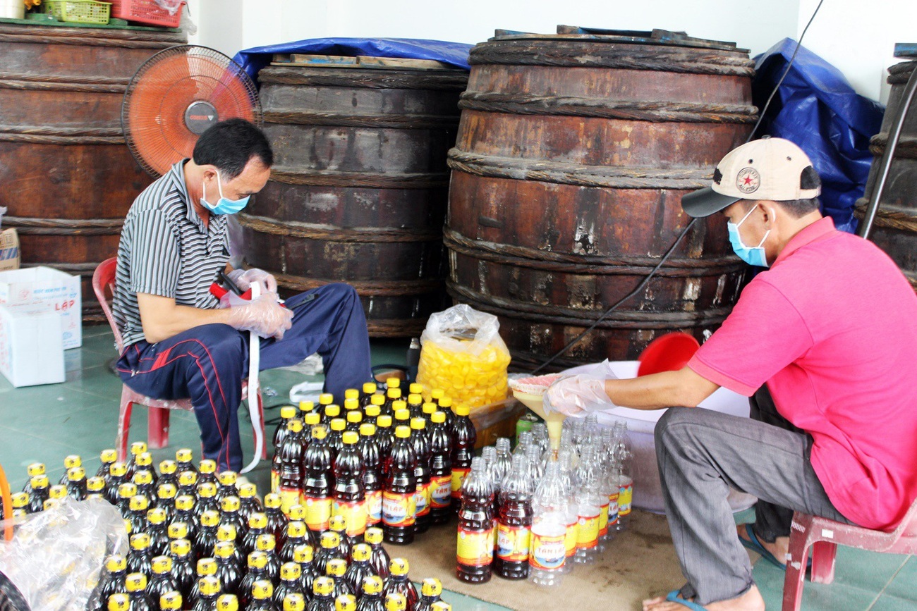 Nước mắm Gành Đỏ thành phẩm có mùi thơm lừng, đóng chai tiện dụng