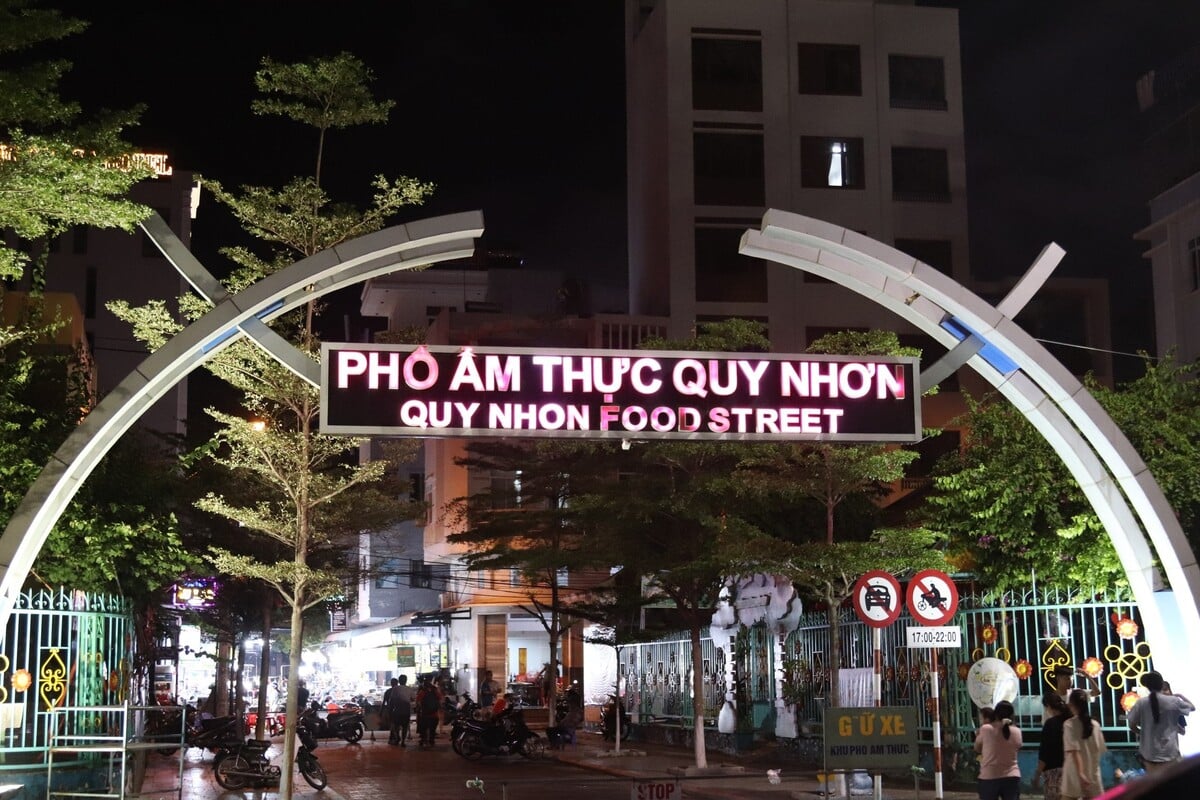 Không khí nhộn nhịp tại một khu phố ẩm thực Quy Nhơn