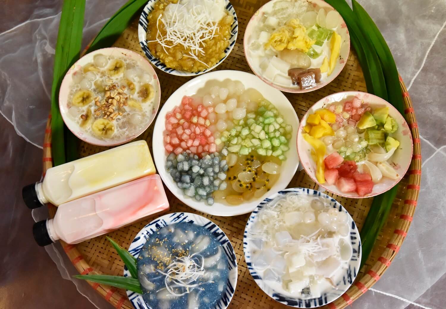 Những ly chè mát lạnh với topping đa dạng đầy ú ụ