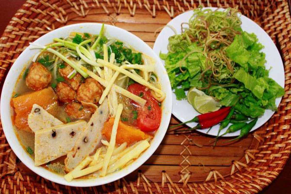 Tô bún chả cá nóng hổi tại phố ẩm thực Quy Nhơn