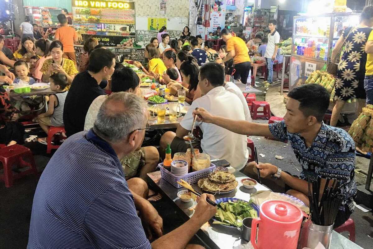 Phố ẩm thực Quy Nhơn đón đông đúc du khách về đêm