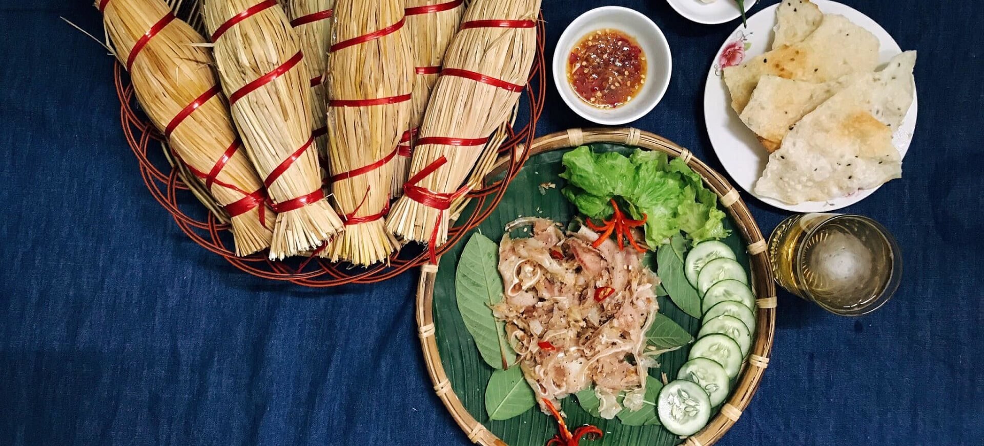 Một cuộn tré được bọc rơm khô chuẩn đặc sản Quy Nhơn