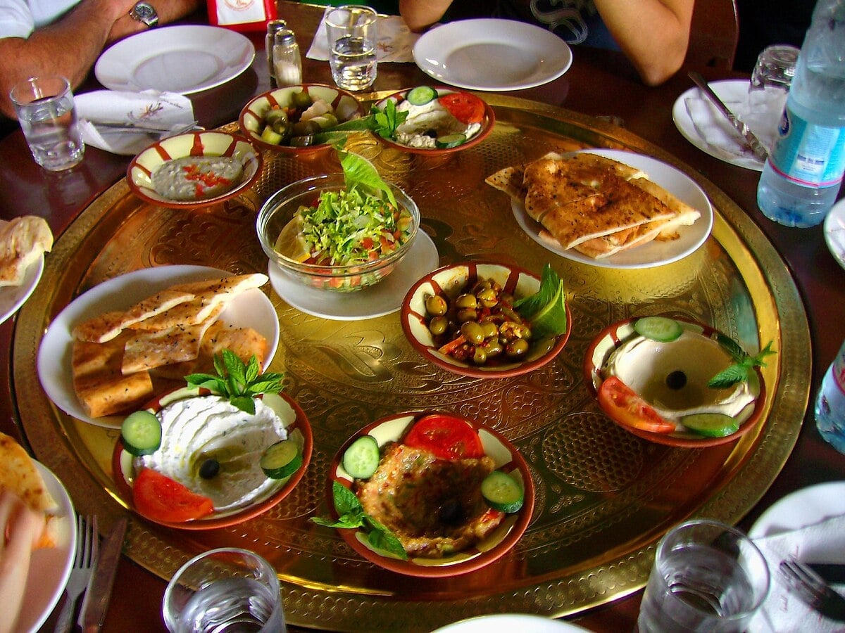 Món Mezze Plate với nhiều loại xốt đặc biệt