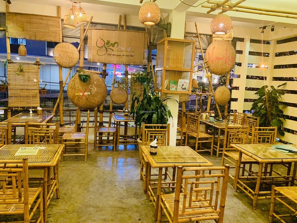 Không gian quán mộc mạc với nội thất tre trúc