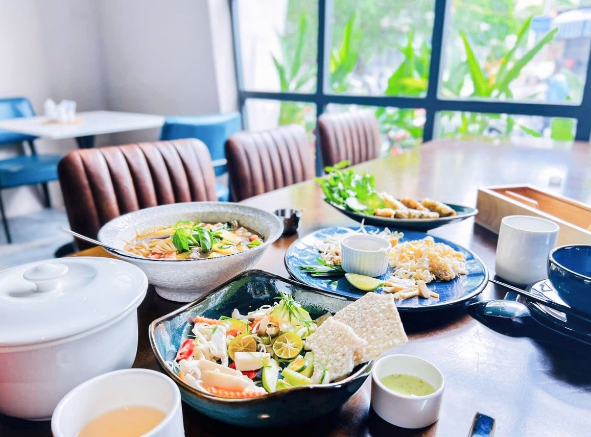 Cách bài trí bàn ăn sang trọng, hiện đại