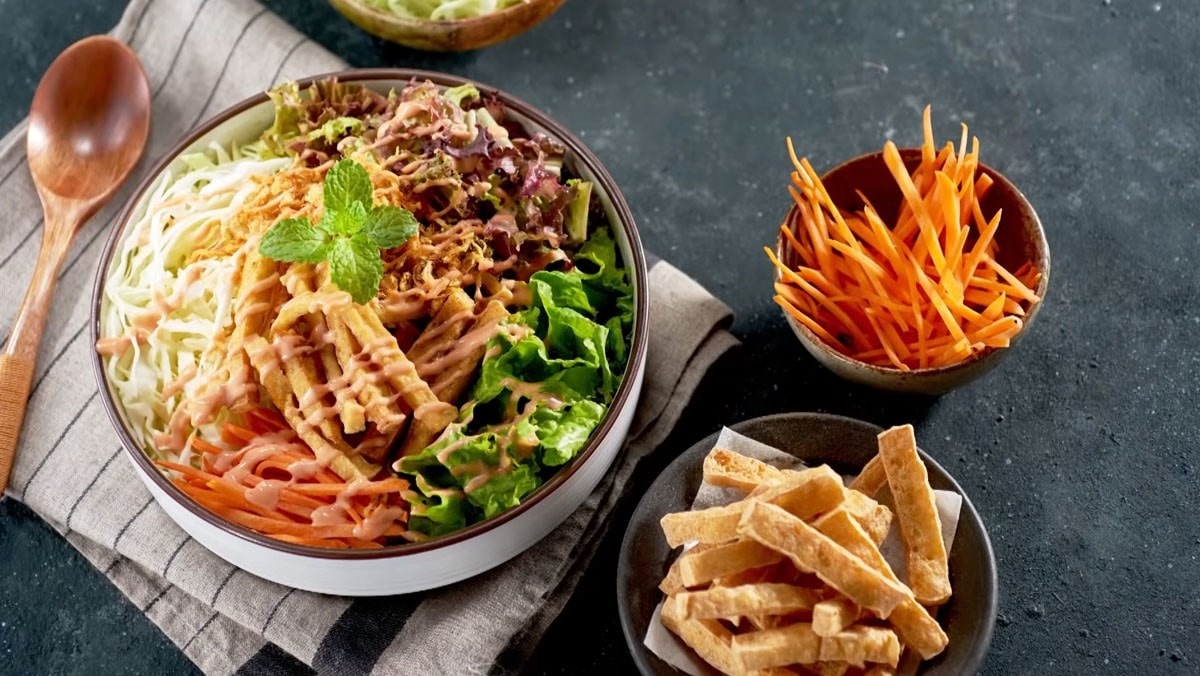 Salad đậu hũ chiên cuốn hút với các màu sắc bắt mắt
