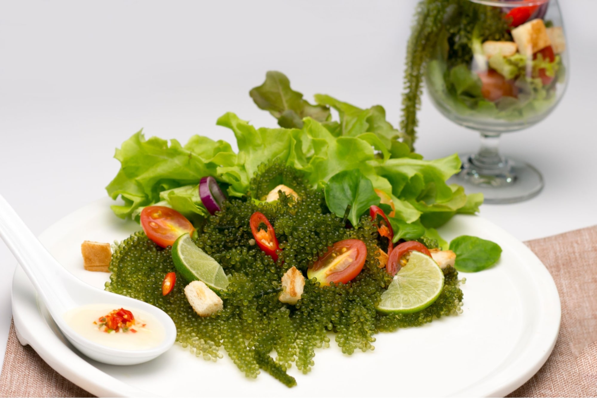 Salad rong nho tươi mát, nhiều màu sắc