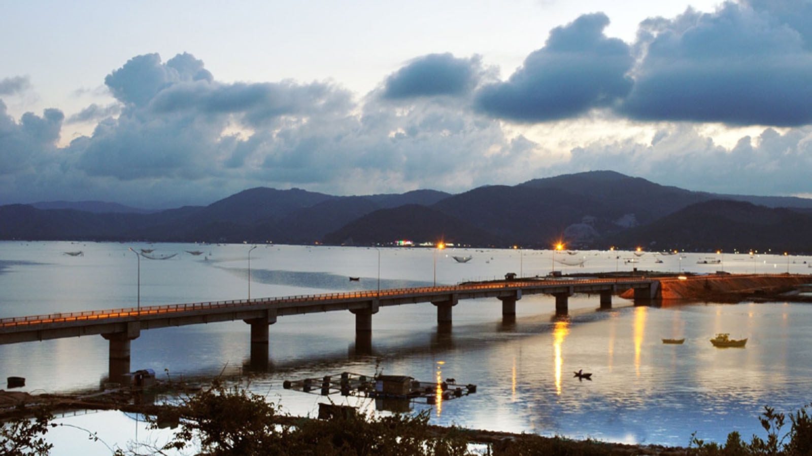 Đầm nước yên bình khi hoàng hôn buông
