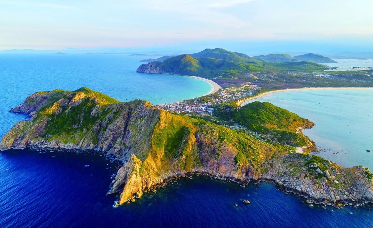 Những ghềnh đá hùng vĩ bao quanh thị xã 