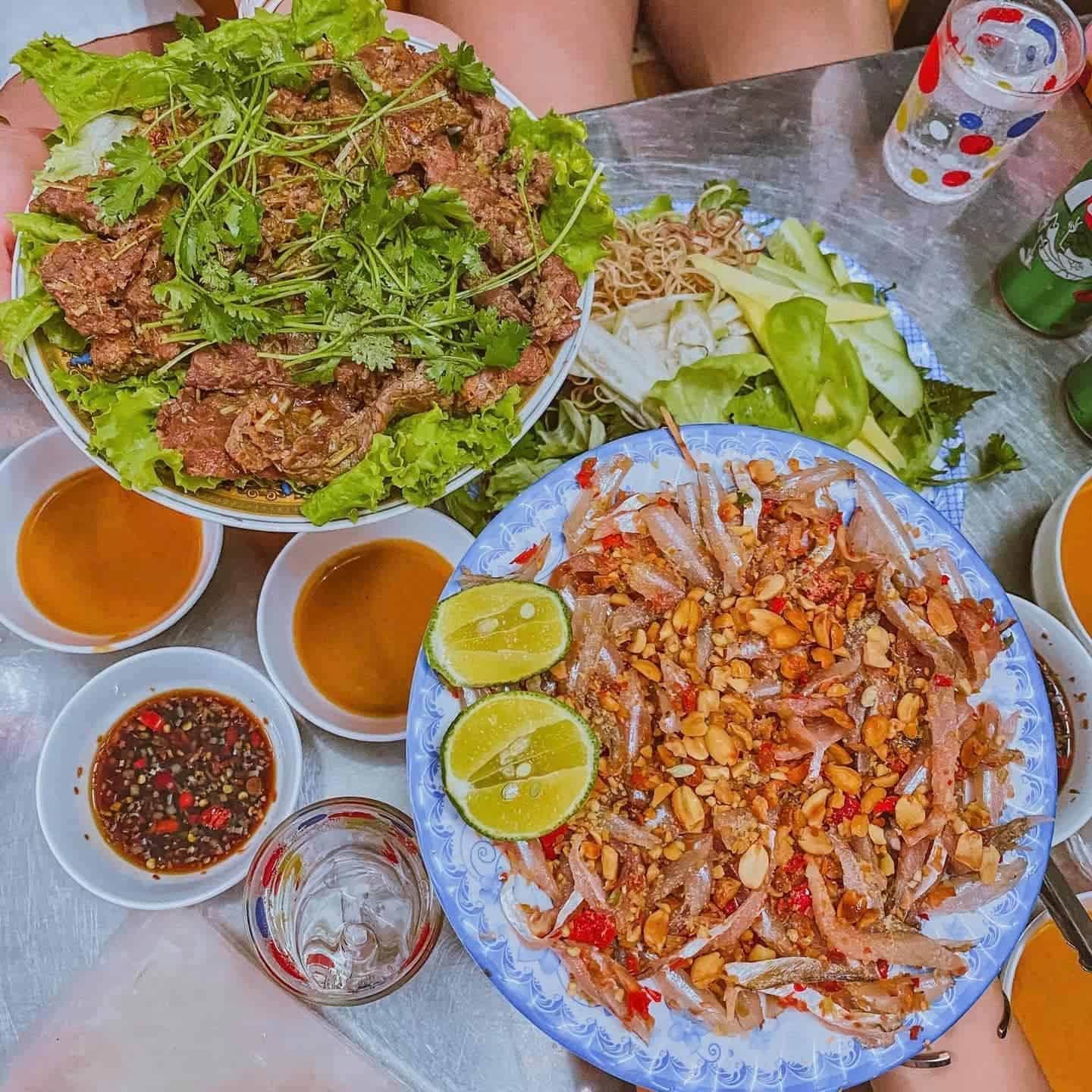 Gỏi cá mai nổi tiếng với màu sắc bắt mắt
