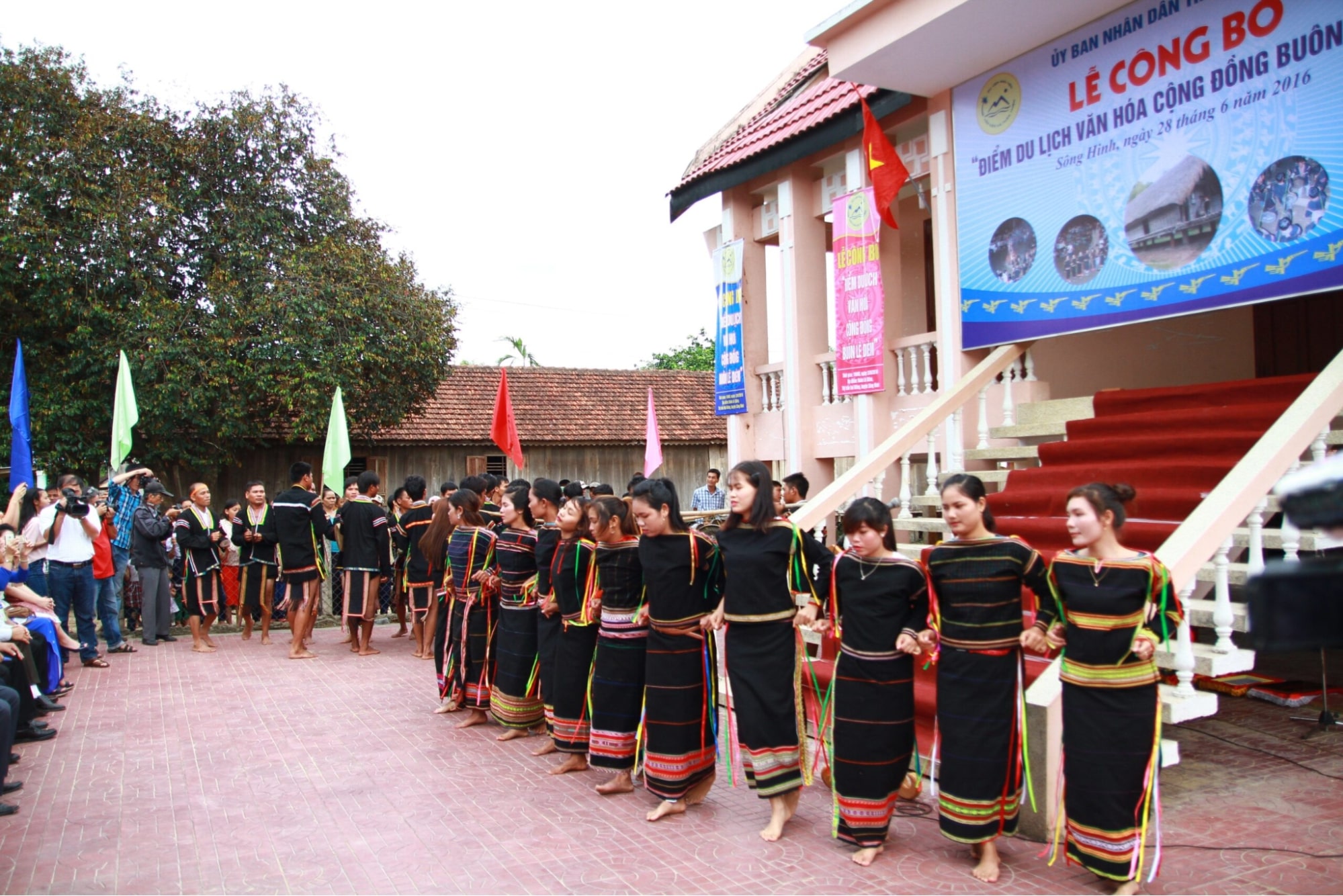 Giao lưu cùng người dân bản địa