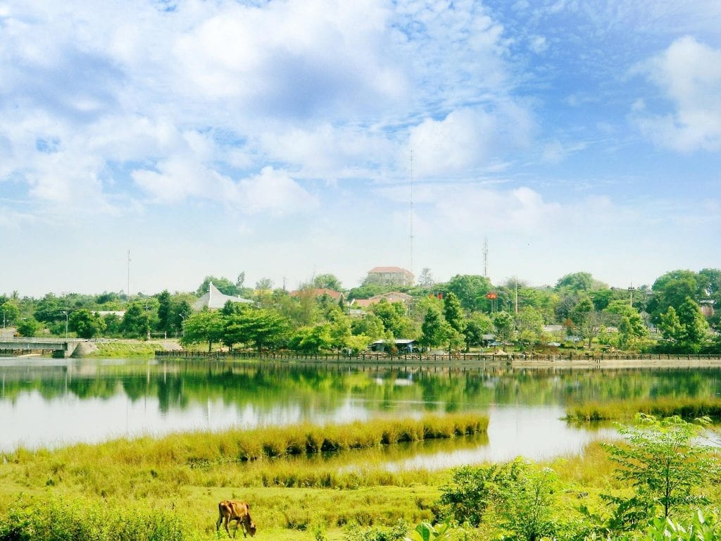 Đôi bờ sông nước yên bình