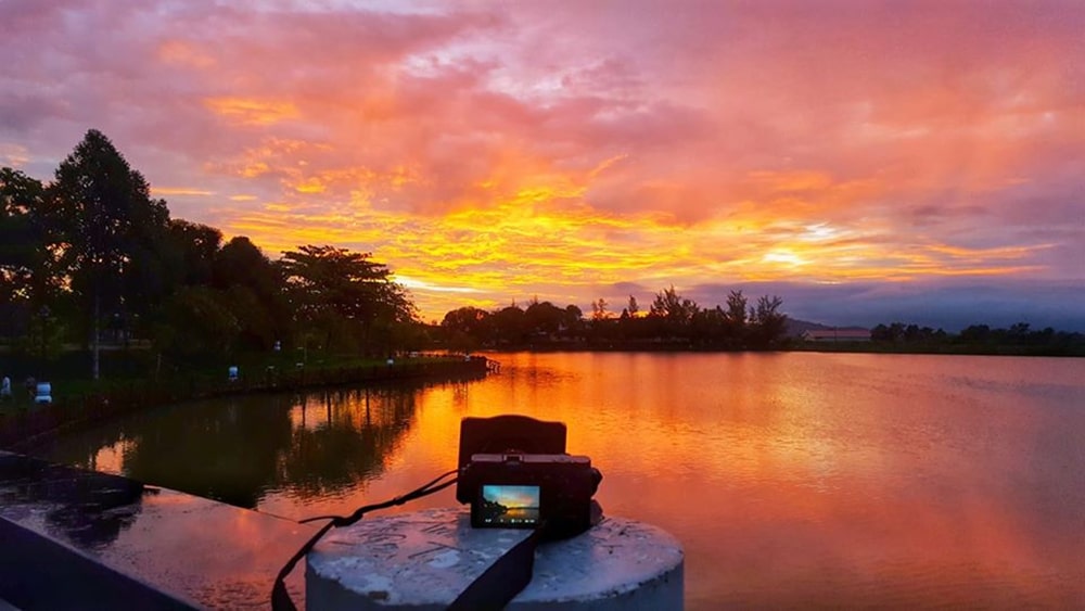 Hoàng hôn đỏ lửa bên hồ 