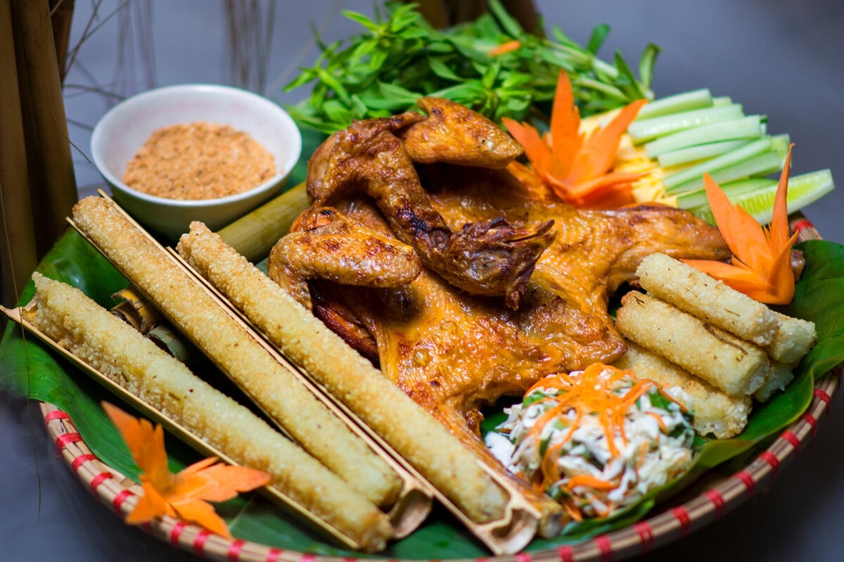 Mẹt gà đồi và cơm nếp mới thơm ngon, hấp dẫn