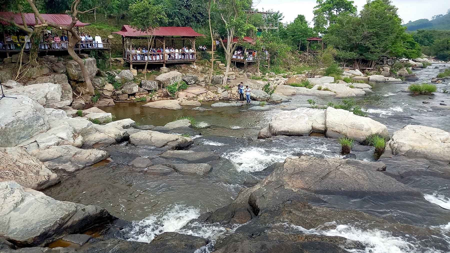 Dòng thác vắt ngang khu du lịch