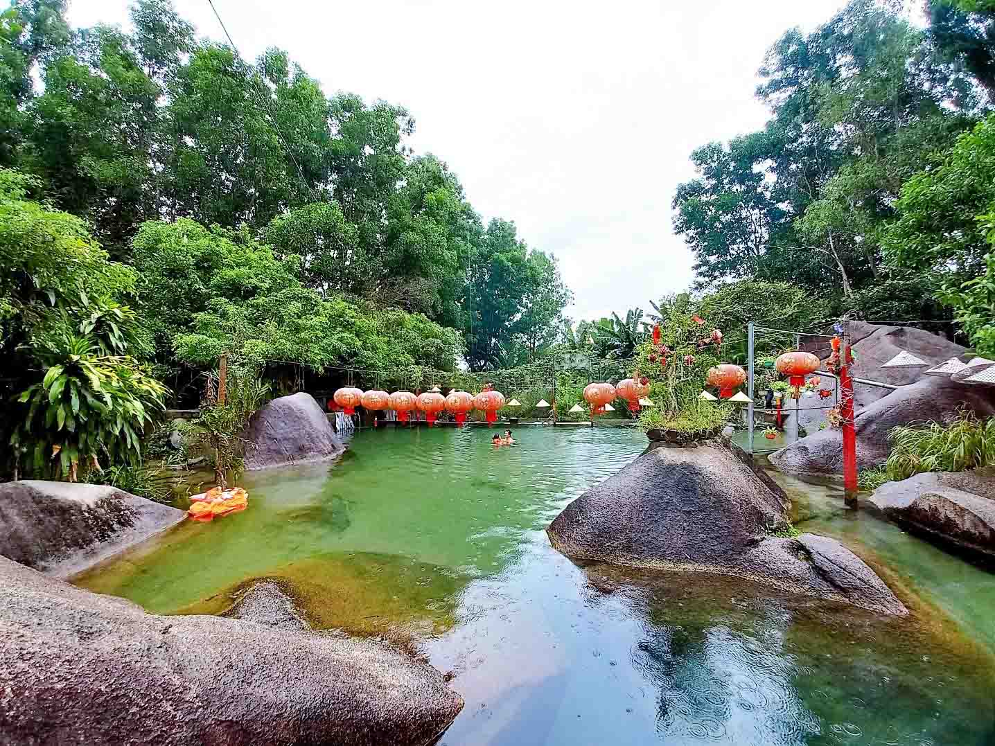 Dòng suối êm đềm len qua các tảng đá vào mùa khô