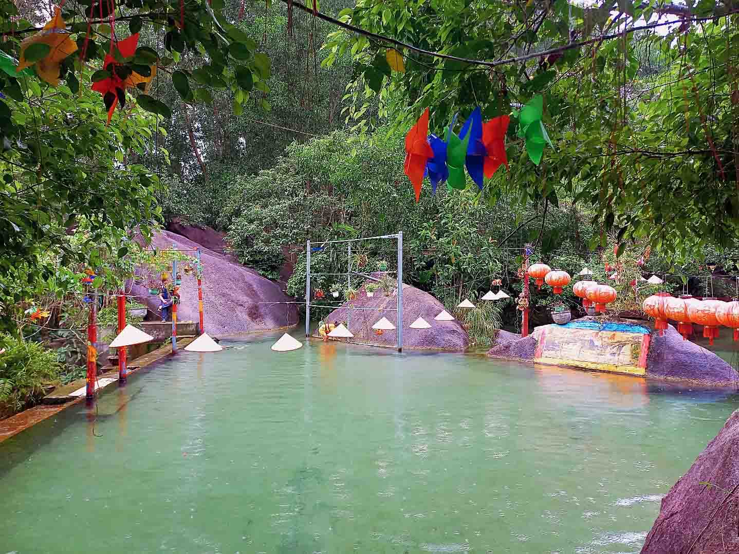 Dòng suối tự nhiên với làn nước trong xanh truyền thuyết