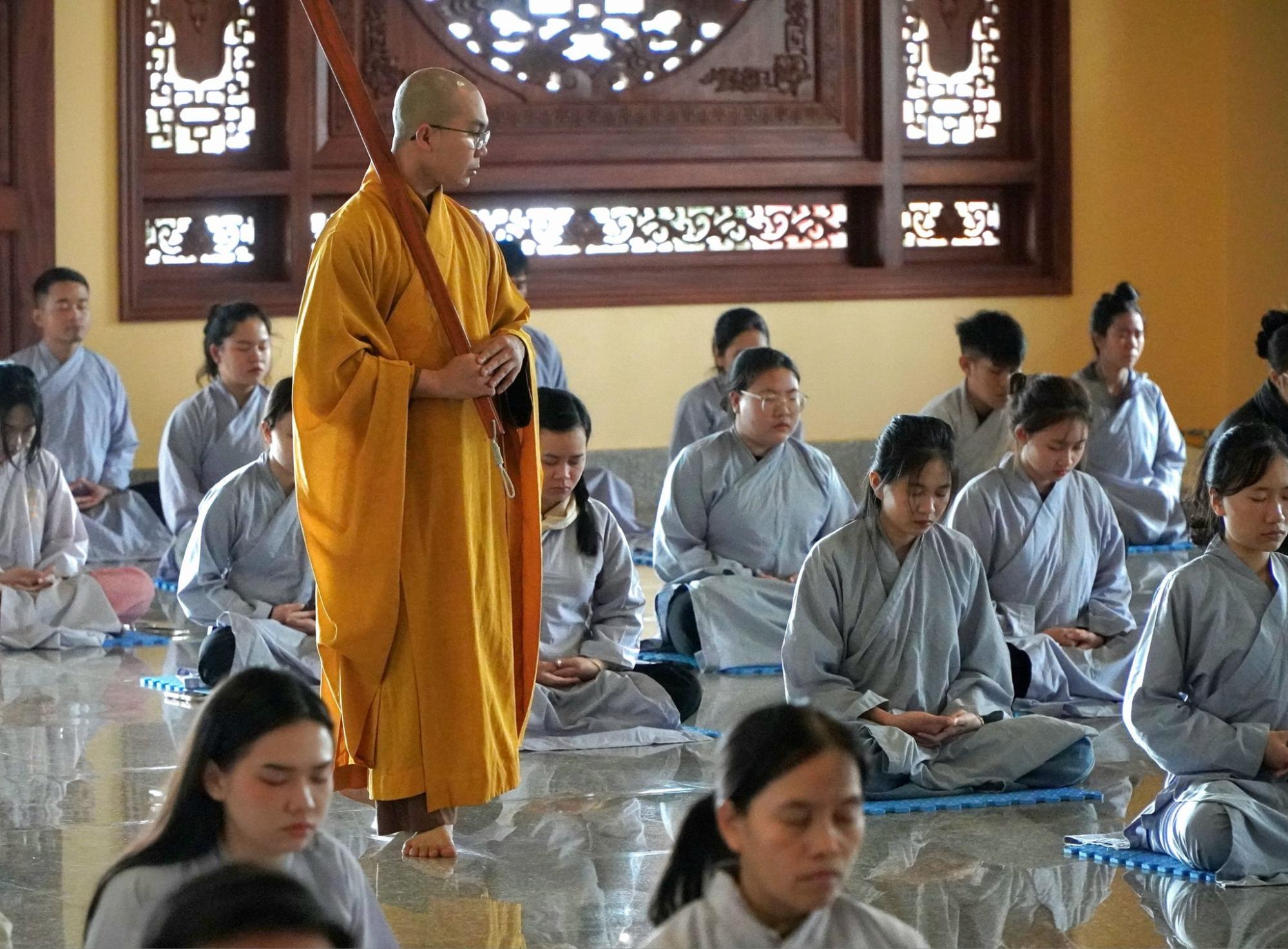 Khoa tu tại thiền viện thu hút đông đảo du khách tham gia