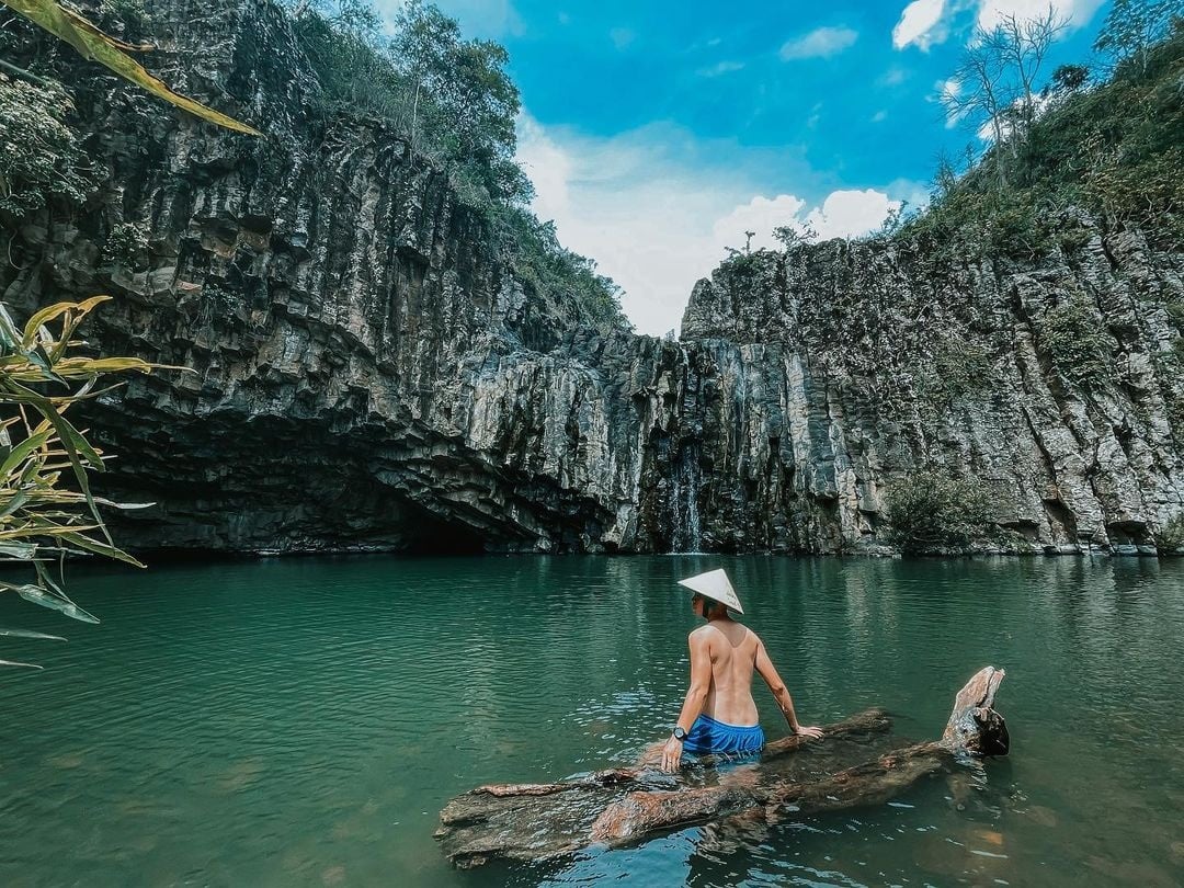 Du khách đang hòa mình trong làn nước mát lạnh của hồ