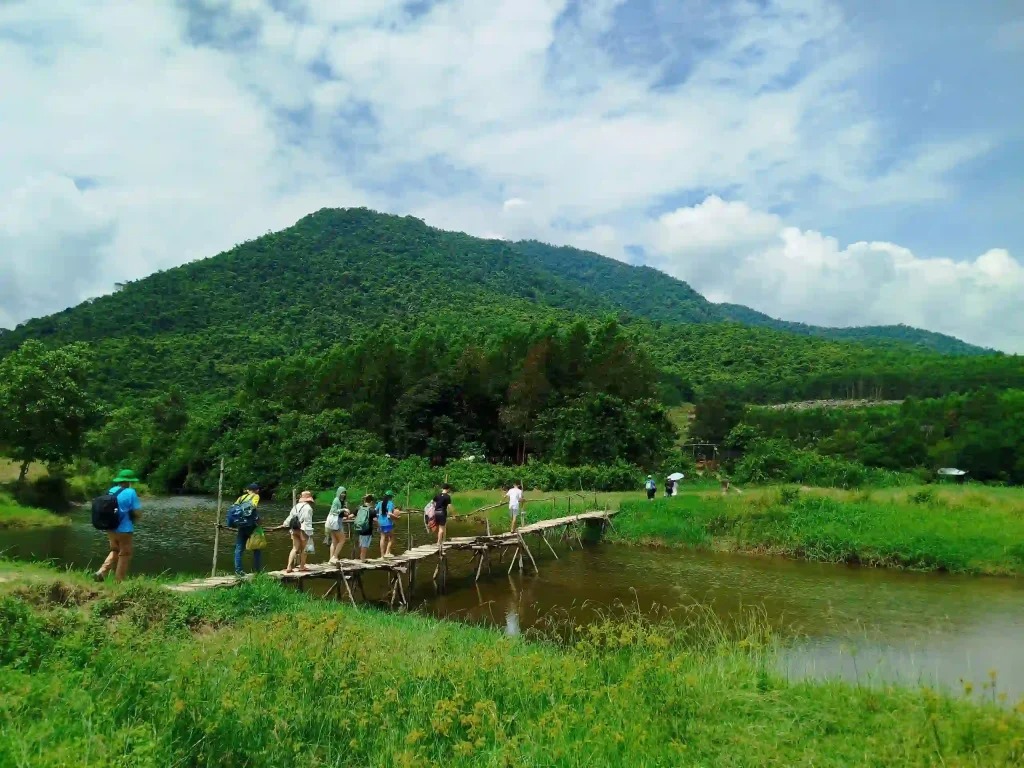 Khung cảnh bình yên tại con đường đất dẫn vào Vực Phun