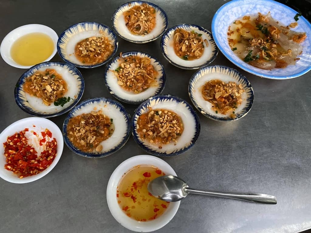 Những chén bánh bèo đầy đặn nhân tôm chấy