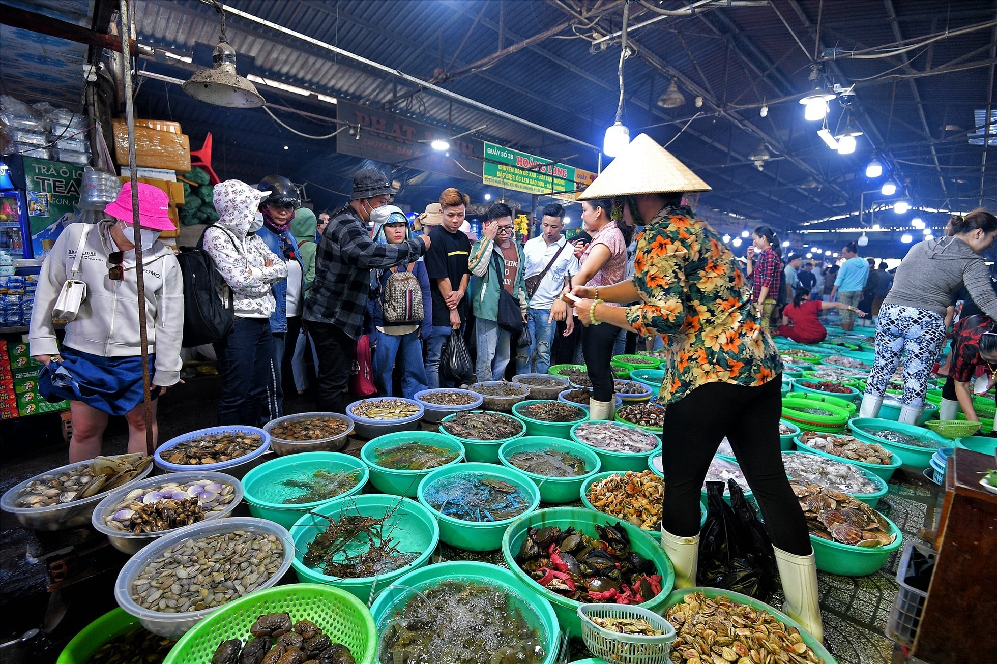 Thương lái ghé chợ vào sáng sớm
