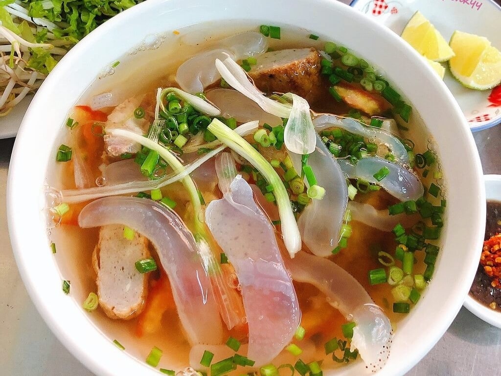 Bún sứa tại chợ đầy đặn, giá bình dân