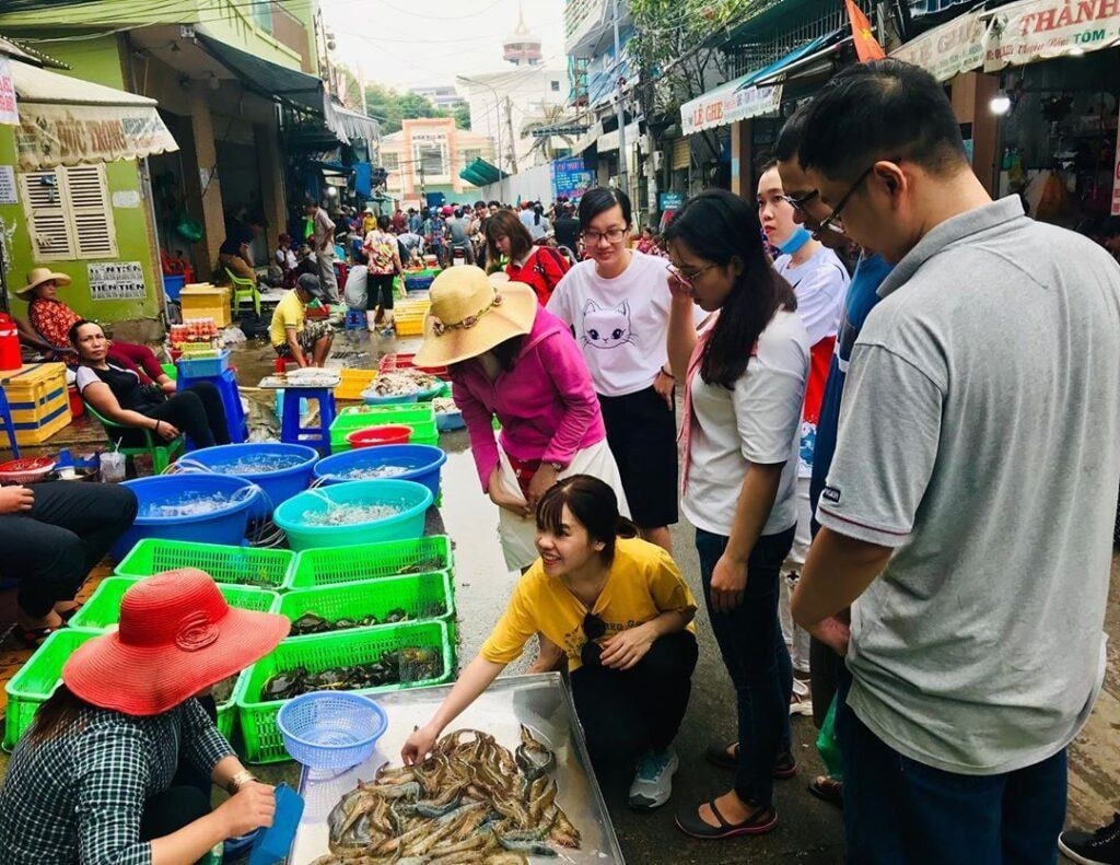 Khung cảnh thân thiện khi mua bán tại chợ