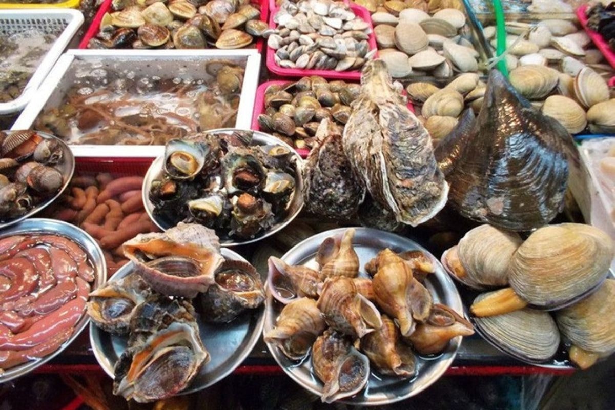 Sạp hải sản đa dạng, tươi ngon ở chợ Vĩnh Hải