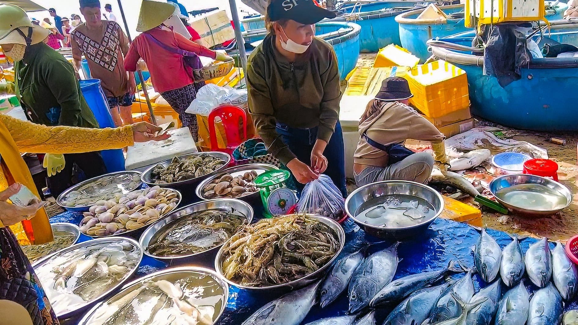 Khung cảnh mua bán tấp nập tại chợ