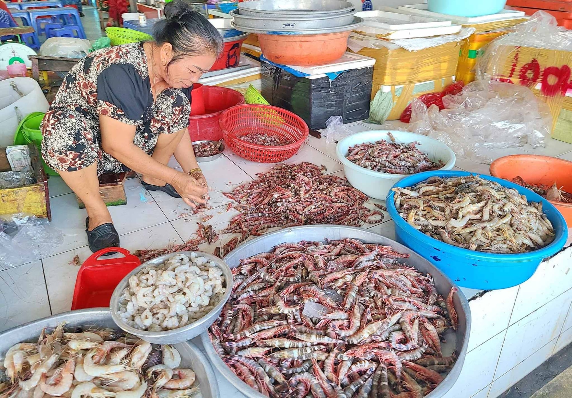 Sạp hàng khô trước giờ họp chợ