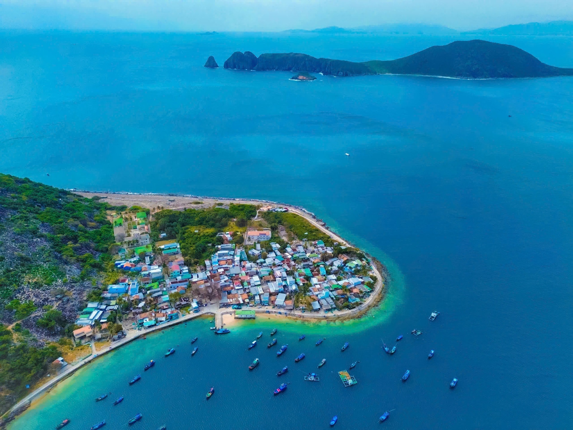 Làng chài Bích Đầm thu hút du khách với làn nước xanh biếc