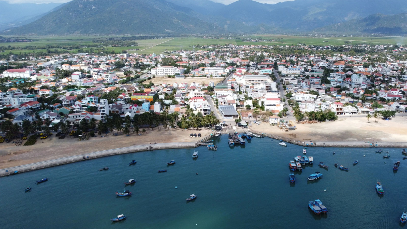 Làng chài Nha Trang Vạn Giã mang nét hiền hòa, tách biệt với phố thị
