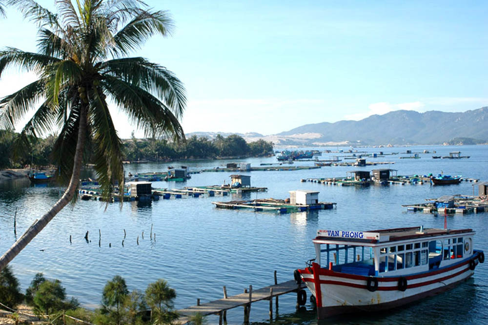 Làng chài Đầm Môn nằm nép mình bên vịnh Vân Phong
