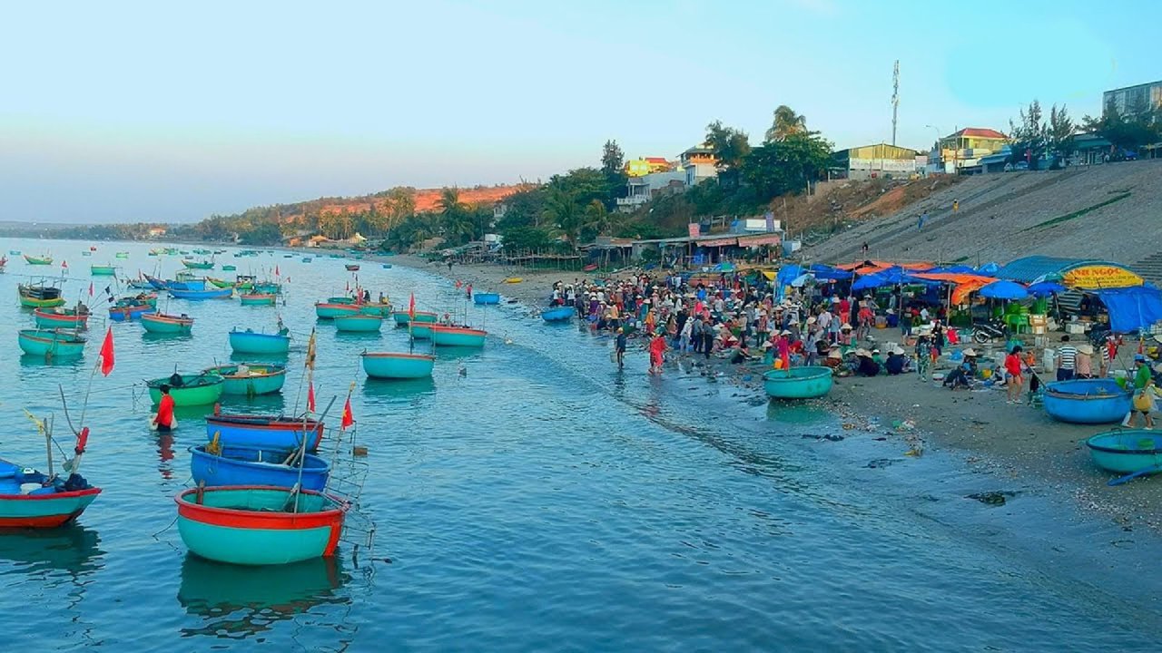 Ngư dân Khải Lương quanh năm gắn liền với nghề chài lưới