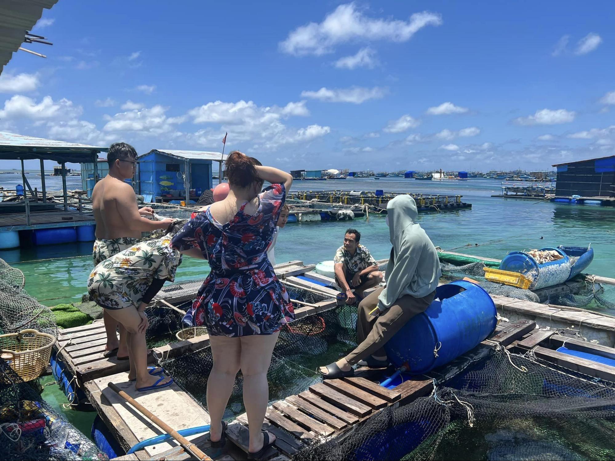 Cuộc sống của ngư dân Ninh Vân gắn với nghề nuôi hải sản lồng bè