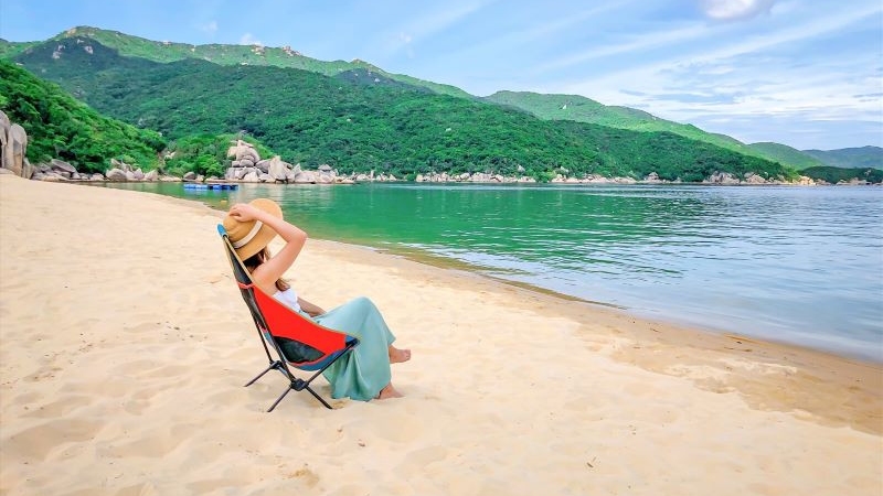 Du khách thích thú check-in trong khung cảnh nên thơ tại Đầm Môn