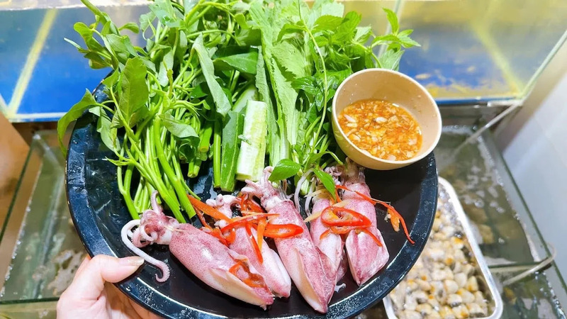 Du khách thưởng thức hải sản tươi ngon tại làng chài Bích Đầm