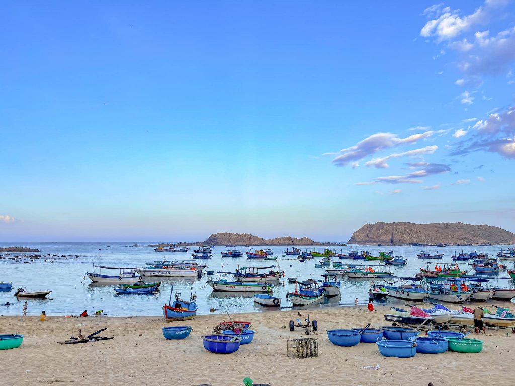Cuộc sống ở Ninh Thủy bình dị, mộc mạc, gắn liền với nghề chài lưới