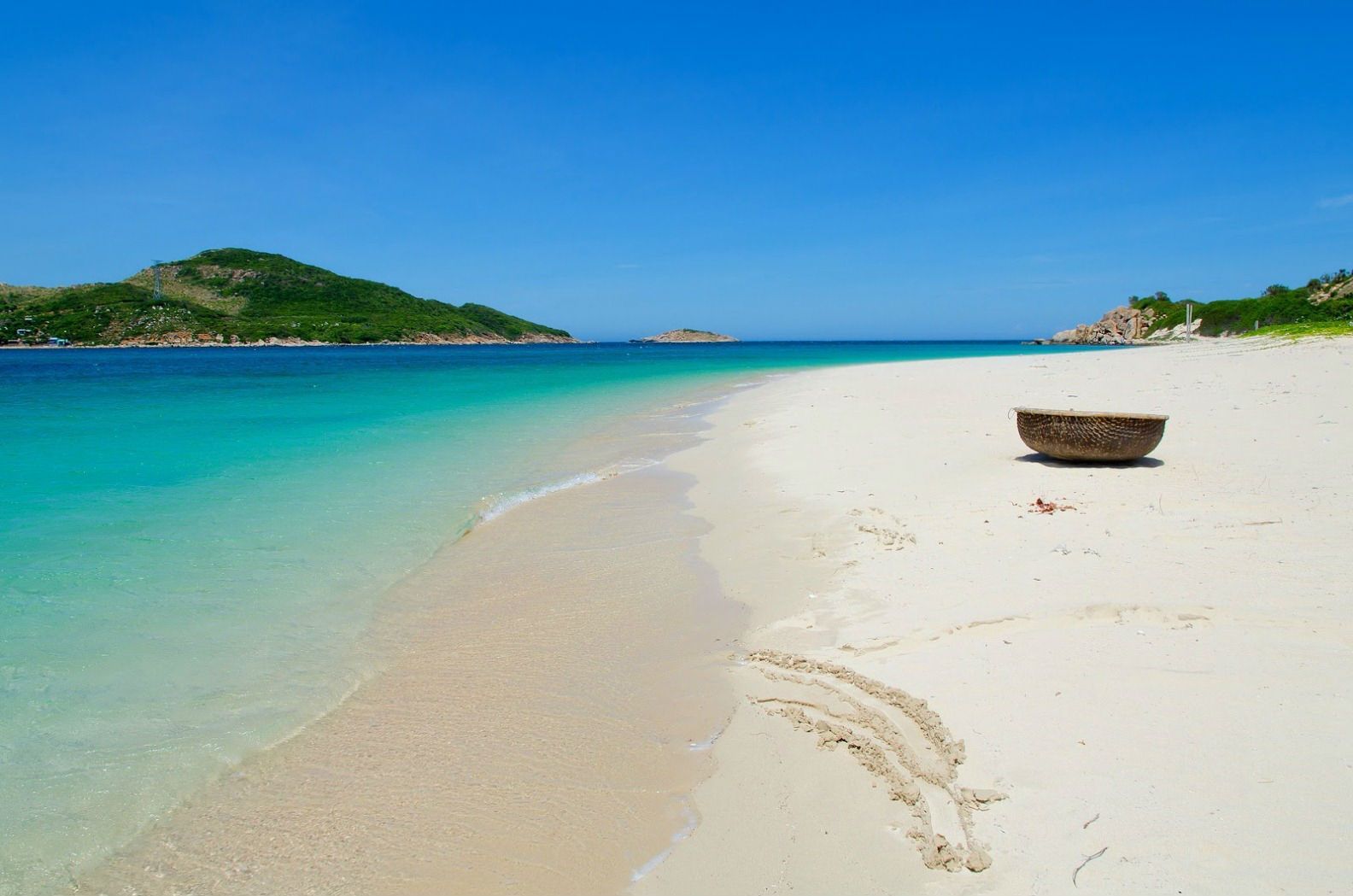 Làng chài Ninh Thủy nổi tiếng với bãi biển cát trắng mịn màng