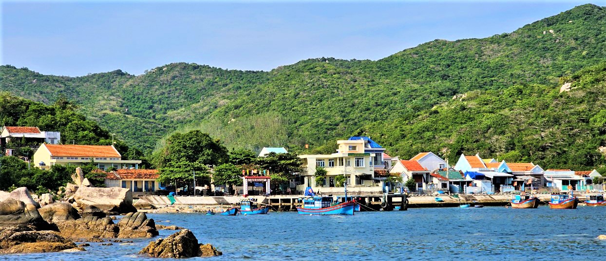 Làng chài Nha Trang Khải Lương nằm tách biệt trên bán đảo Hòn Gốm