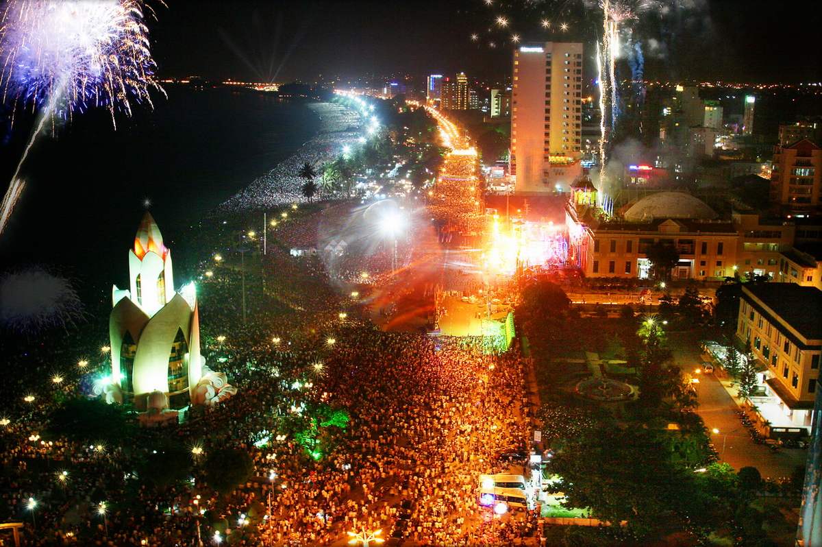 Pháo hoa rực rỡ sắc màu trên bầu trời Nha Trang